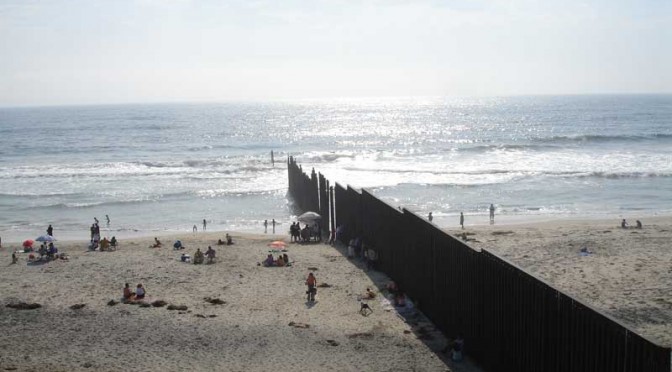 Plage de Tijuana sur l'Océan Pacifique. À gauche : le Mexique, à droite : les États-Unis.