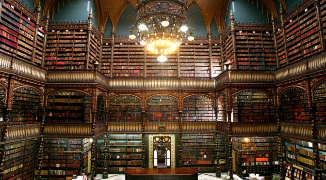 Cabinet Royal Portugais de Lecture (Biblioteca Real - Gabinete Portugues de Leitura), Rio de Janeiro, Brésil fondé en 1837 De style néogothique, elle contient plus de 350 000 livres anciens dont certains datent des XVe et XVIe siècles. (Classée 2e plus belle bibliothèque au monde par un site BuzzFeed)