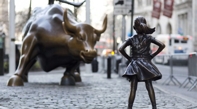 Fearless Girl, Kristen Visbal pour la State Street Global Advisors, Sculpture en bronze, 121, 92 cm de haut, 2017, Bowling Green, Broadway & Morris St, New York, NY 10004, États-Unis.